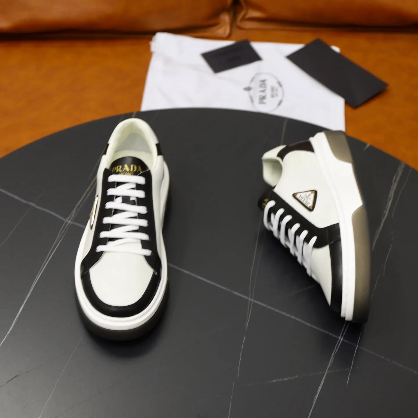 Factory price: 720💰Top original order Brand: PRADA (Prada) Standard code: Men's size 38/44 (45 can be customized) Grade: Same as the official website Material: Original cowhide stitching imported cowhide lining Original combination two-color wear-resistant soft outsole Style category: Leisure and sports version Young fashion European and American trend British style Color: Actual picture color